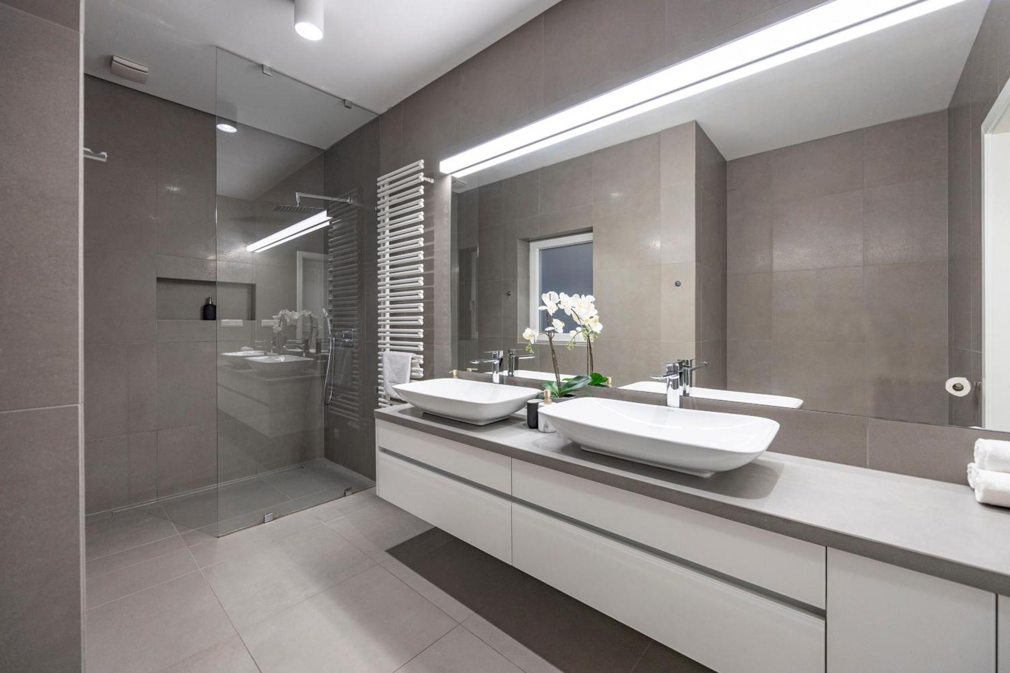 Stylish & Spacious By Prestige Homes דירה