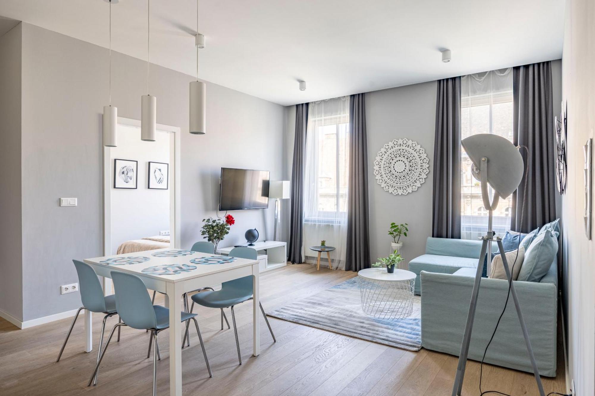 Stylish & Spacious By Prestige Homes דירה *